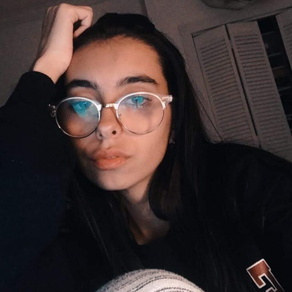 Meet your Posher, Nicole - Picture 1 of 1